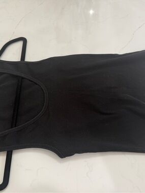 Good American Black Ribbed Scoop Tank